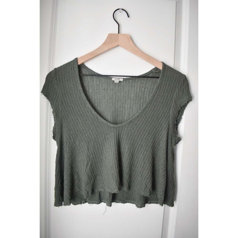 Knit cropped top.